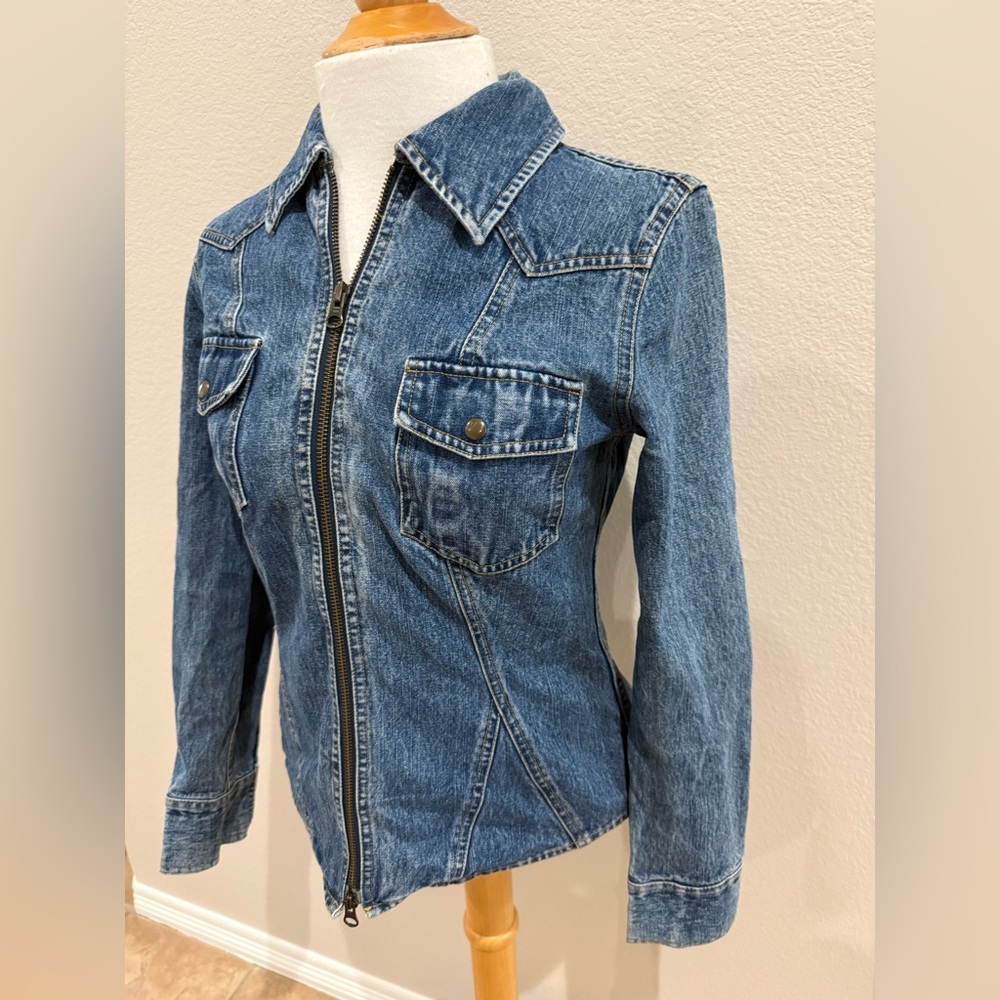 Arizona Jean Women Fitted Jean Jacket SZ S Flattering Shirt Tail Hem Western Cut - Picture 3 of 5
